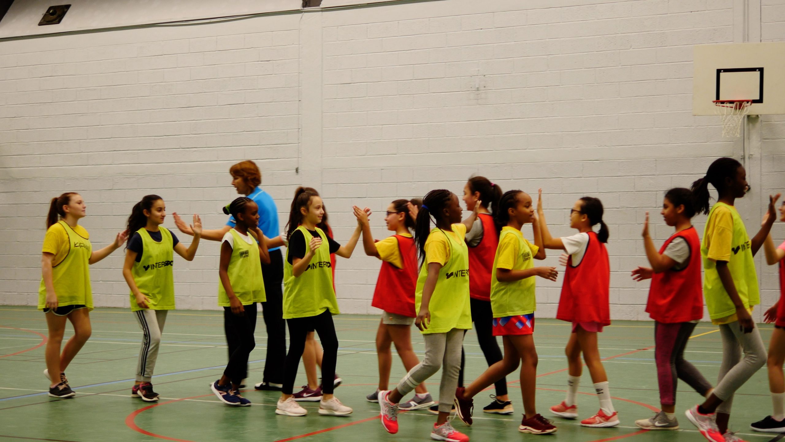 Des apprenties handballeuses au collège des Hauts de Blémont