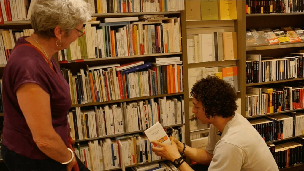 Anne-Marie Carlier, libraire à Autour du monde, en compagnie de Naïm Imelloul © Photo Elsa Maraud / Bornybuzz