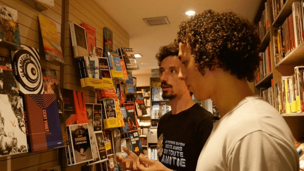 Félix, vendeur de la librairie Autour du monde à Metz, conseille des classiques littéraires à Naïm Imelloul © Photo Elsa Maraud / Bornybuzz