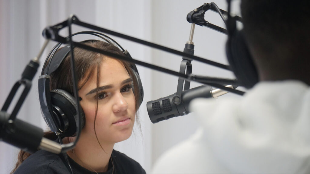 Une participante à l'atelier "Webradio créer son Podcast" aux Animations estivales 2024 à Metz Borny © Photo Aurélien Zann / Bornybuzz