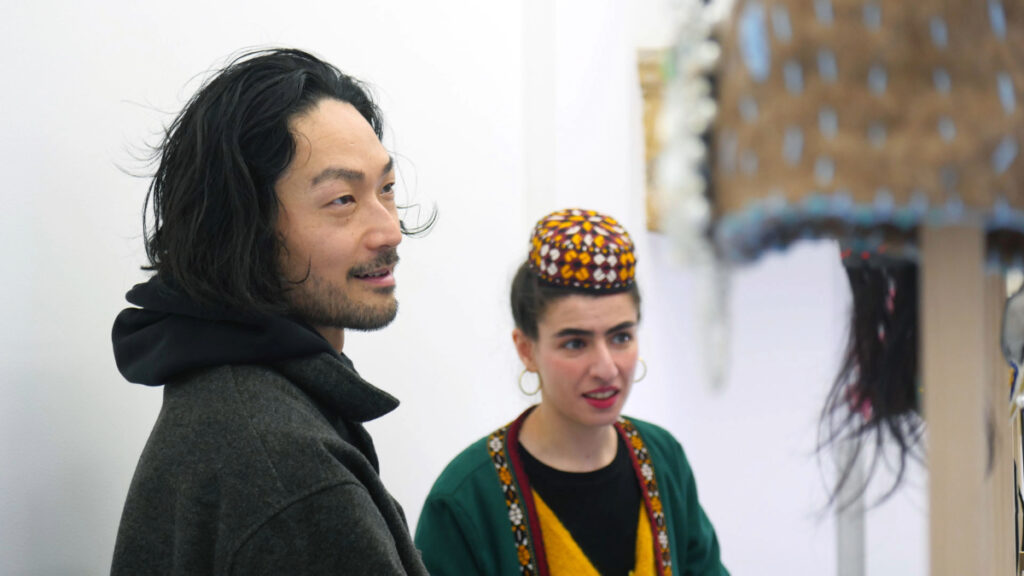 Les artistes Soshiro Matsubara et Saba Niknam dans l'exposition Degrés Est au FRAC Lorraine © Photo Aurélien Zann / Bornybuzz