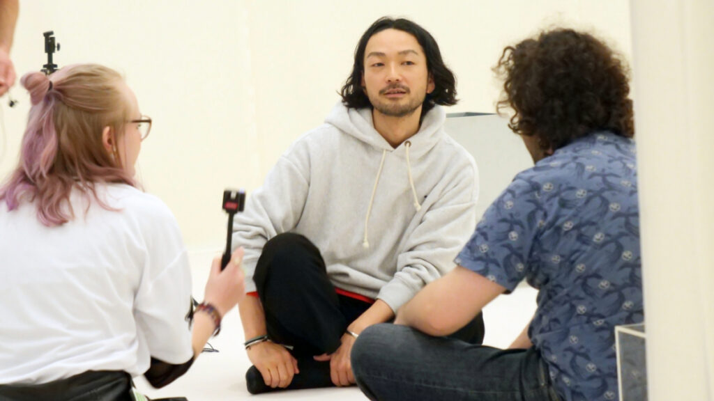 Les jeunes de la MLPM de Metz Borny interviewent l'artiste japonais Soshiro Matsubara © Photo Aurélien Zann / Bornybuzz