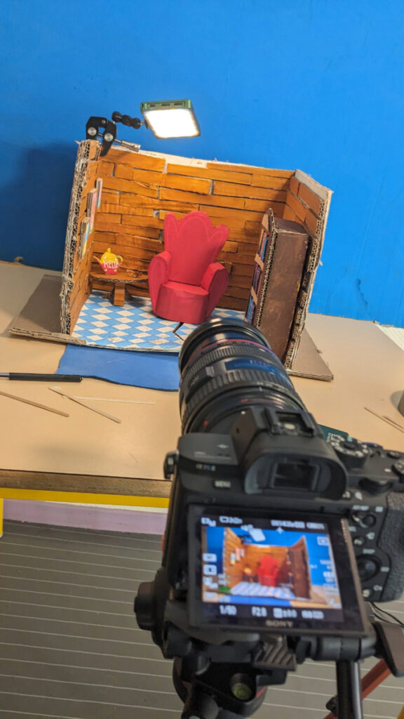 Tournage d'un plan de décor en papier pour le film Panique au cirque de CinéKrfaté © Photo Guillaume Leprévost